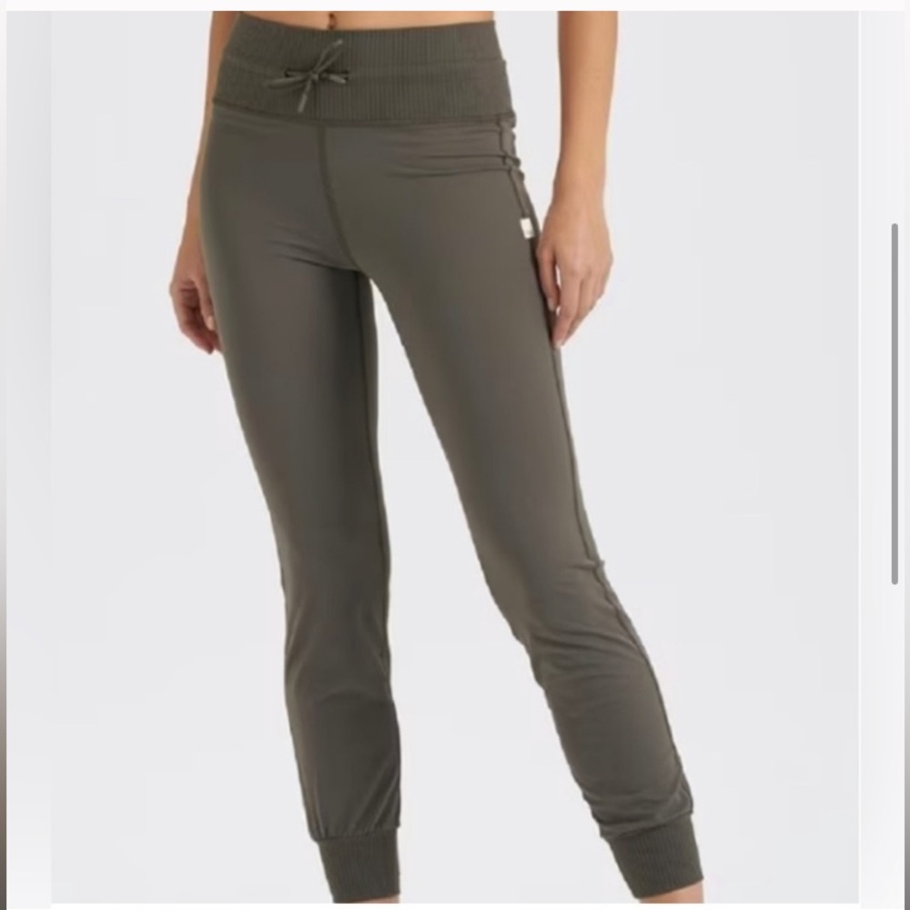 NWT Vuori daily jogger